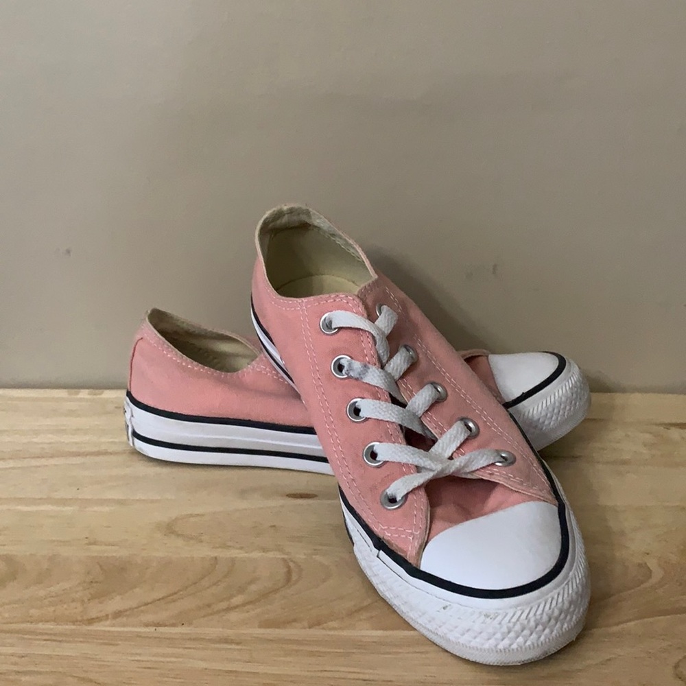 Converse ~ Size 4 Men’s 6 Women’s ~ Pink